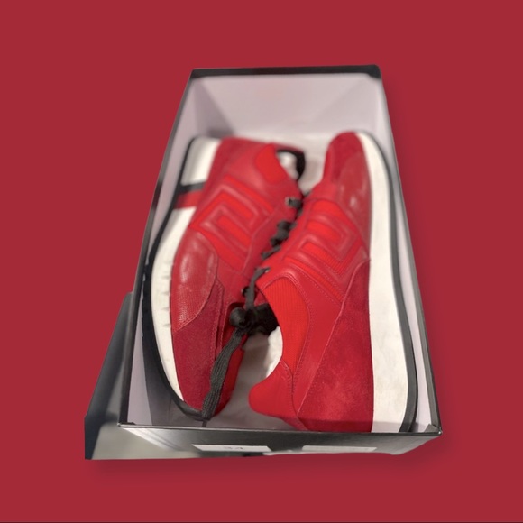 Versace - Picture 2 of 6